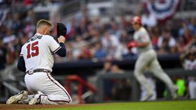 勇士投手紐康柏（左）遭強襲球擊中左後腦。（圖／美聯社／達志影像）