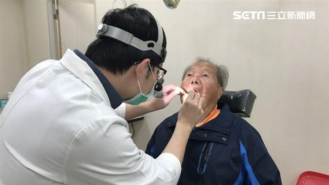 男喉嚨疼痛久不癒　竟是扁桃腺長石頭