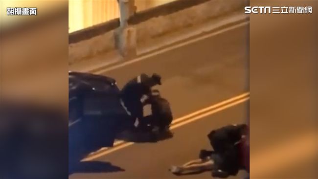 直擊！飛車追拒檢違停車遭批「粗殘」