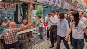 蔡英文總統16日上午到萬華龍山寺及青山宮參拜，並到華西家吃美食。（圖／翻攝蔡英文臉書）