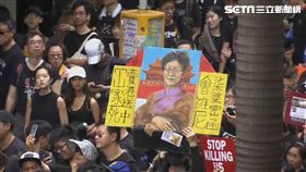 反送中群眾穿上黑衣，舉標語大喊「奴才賣台」、「林鄭下台」、「不要射殺香港人」（圖／AP授權）