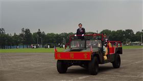 陸軍官校95週年慶　嚴德發閱兵分列校閱（1）陸軍軍官學校16日舉辦黃埔建校95週年校慶，由國防部長嚴德發（前）主持，並擔任校閱官校閱學生連等部隊。中央社記者陳朝福攝  108年6月16日