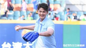 郭品超為富邦悍將開球。（圖／記者王怡翔攝影）