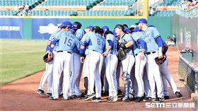 富邦悍將賽前集合。（圖／記者王怡翔攝影）