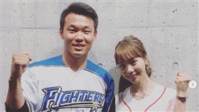 ▲池端玲名開球和王柏融相見歡。（圖／翻攝自火腿ig）