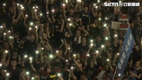 0616反送中遊行，入夜後，「黑潮」仍未散去，許多香港民眾也舉起了手機並開啟了燈光，萬人燈海照亮了香港街頭，圖／翻攝自AP影音
