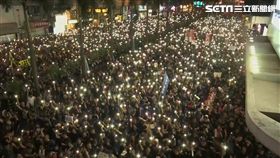 0616反送中遊行，入夜後，「黑潮」仍未散去，許多香港民眾也舉起了手機並開啟了燈光，萬人燈海照亮了香港街頭，圖／翻攝自AP影音