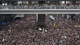 反送中遊行再起  訴求林鄭月娥下台（3）香港泛民主派團體民間人權陣線16日再發起反修訂逃犯條例大遊行，遊行群眾高喊口號表訴求，目的之一是要求行政長官林鄭月娥下台。中央社記者裴禛香港攝  108年6月16日