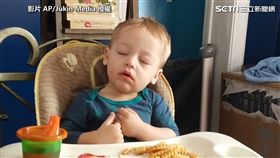 ▲結果下一秒寶寶竟又睡著了。（圖／AP/Jukin Media 授權）