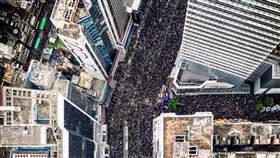 0616香港反送中遊行，民眾穿上黑衣走上街頭，空拍畫面相當壯觀，圖／張秀賢提供