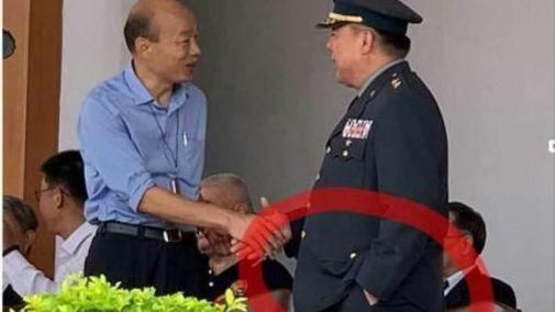 插口袋與韓握手？中將下一秒動作曝光