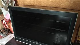 堂弟不滿得不到房間，拿美工刀割電視。（圖／翻攝自爆怨公社）