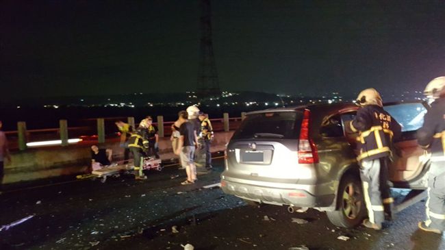 國道3號6車連環撞　11名傷者送醫
