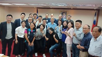 韓國瑜為登革熱赴立院！順便歡喜慶生