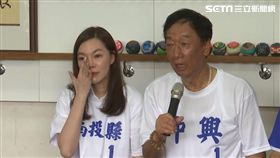 ▲郭台銘今(17)日在南投，展開一連串在地行程，不只參訪中興國中和南投縣議會，更與愛妻曾馨瑩一同現身