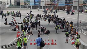 反送中抗爭者占據車道（1）香港泛民主派團體民間人權陣線16日再次發起反修訂逃犯條例大遊行，17日上午仍有抗爭者占據道路，準備持續抗戰。中央社記者裴禛香港攝  108年6月17日