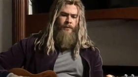 克里斯漢斯沃以「肥宅索爾」的外型自彈自唱。（圖／翻攝自chrishemsworth IG）