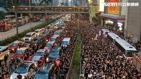 0616香港反送中遊行，民眾穿上黑衣走上街頭，空拍畫面相當壯觀，圖／張秀賢提供
