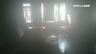 疑遭丟擲信號彈？酒吧濃煙四竄嚇壞人