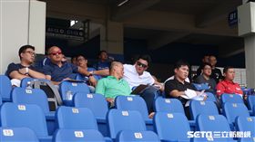 中職測試會，味全龍教練團場邊觀察選手。（圖／記者王怡翔攝影）