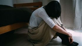 （圖／翻攝自Pakutaso）失戀,憂鬱,悲傷,女子