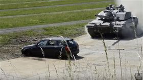 坦克車全力撞　BMW瞬間解體剩底盤（圖／擷取自YouTube－Gung Ho Vids頻道）