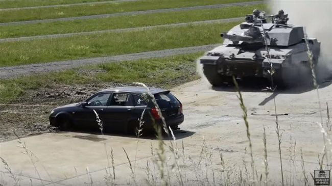 坦克車全力撞　BMW瞬間解體剩底盤