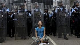 （圖／翻攝自推特）盾牌女孩,香港,反送中,林嘉露,Shield Girl