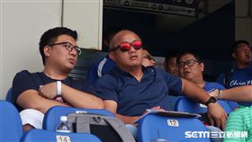 張泰山觀察球員。（圖／記者王怡翔攝影）