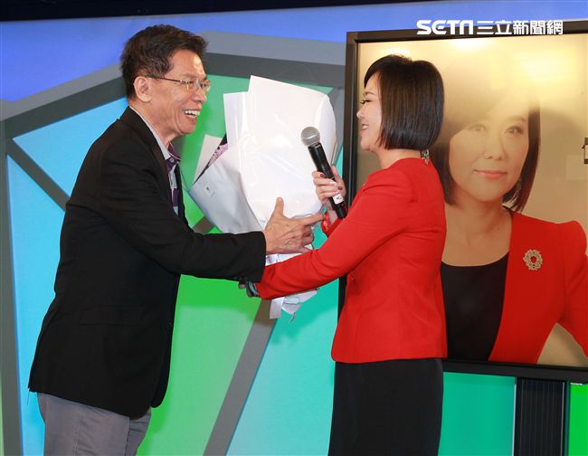 平秀琳由中天深喉嚨轉戰東森評論無雙，劉寶傑獻花。（記者邱榮吉/攝影）