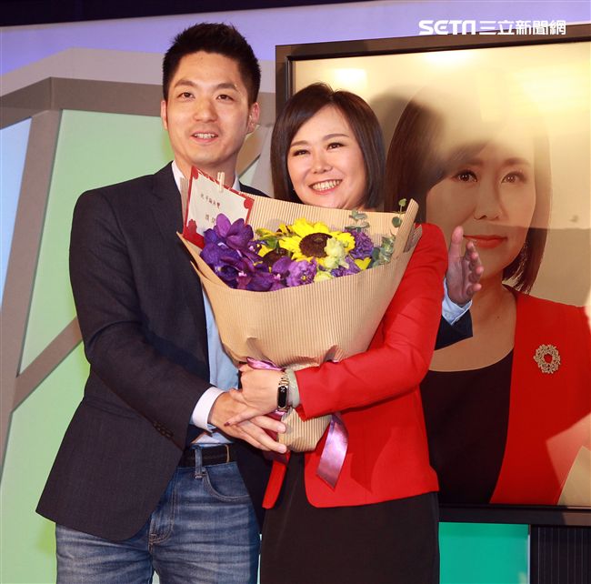 平秀琳由中天深喉嚨轉戰東森評論無雙，劉寶傑獻花。（記者邱榮吉/攝影）