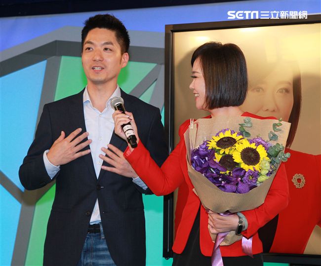 平秀琳由中天深喉嚨轉戰東森評論無雙，劉寶傑獻花。（記者邱榮吉/攝影）