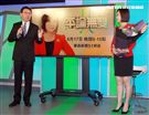 平秀琳由中天深喉嚨轉戰東森評論無雙，劉寶傑獻花。（記者邱榮吉/攝影）