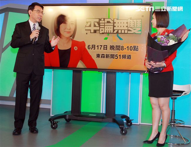 平秀琳由中天深喉嚨轉戰東森評論無雙，劉寶傑獻花。（記者邱榮吉/攝影）