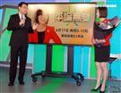 平秀琳由中天深喉嚨轉戰東森評論無雙，劉寶傑獻花。（記者邱榮吉/攝影）