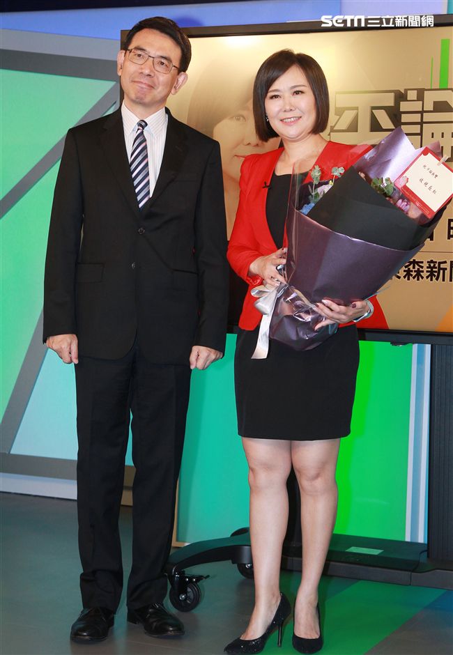 平秀琳由中天深喉嚨轉戰東森評論無雙，劉寶傑獻花。（記者邱榮吉/攝影）