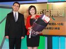平秀琳由中天深喉嚨轉戰東森評論無雙，劉寶傑獻花。（記者邱榮吉/攝影）