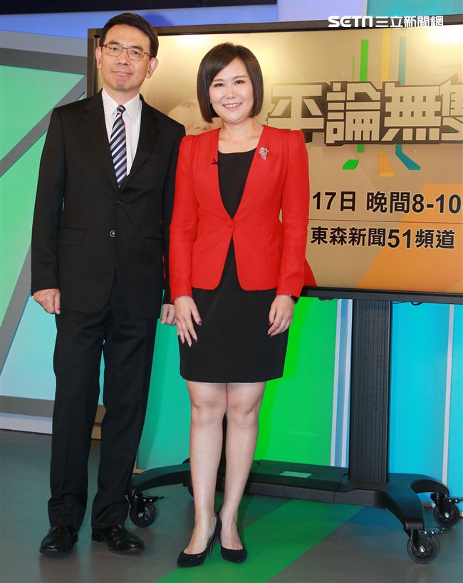 平秀琳由中天深喉嚨轉戰東森評論無雙，劉寶傑獻花。（記者邱榮吉/攝影）