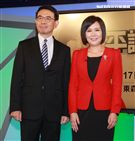 平秀琳由中天深喉嚨轉戰東森評論無雙，劉寶傑獻花。（記者邱榮吉/攝影）