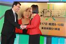 平秀琳由中天深喉嚨轉戰東森評論無雙，劉寶傑獻花。（記者邱榮吉/攝影）