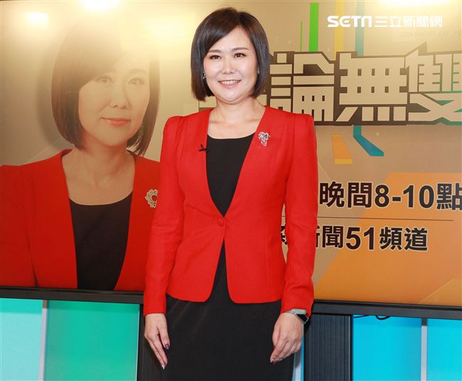 平秀琳由中天深喉嚨轉戰東森評論無雙，劉寶傑獻花。（記者邱榮吉/攝影）