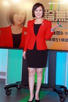 平秀琳由中天深喉嚨轉戰東森評論無雙，劉寶傑獻花。（記者邱榮吉/攝影）