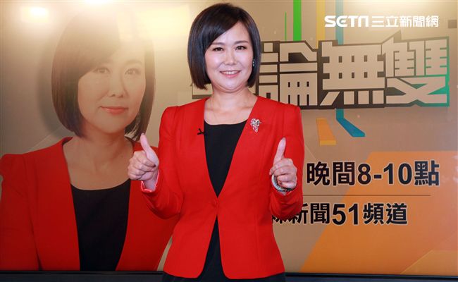 平秀琳由中天深喉嚨轉戰東森評論無雙，劉寶傑獻花。（記者邱榮吉/攝影）