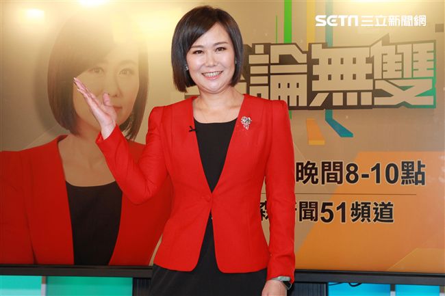 平秀琳由中天深喉嚨轉戰東森評論無雙，劉寶傑獻花。（記者邱榮吉/攝影）