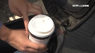 騎車怎外帶咖啡？網：1條橡皮筋解決