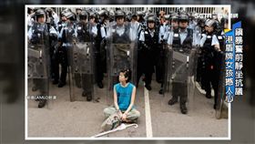 鎮暴警前靜坐抗議 港盾牌女孩撼人心