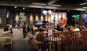 王品餐飲集團在台灣深根多年，舉凡牛排、鍋物、鐵板燒都是他們旗下營業的品牌，其中全台僅6間的牛排專賣店「乍牛」，今（17）日在臉書公布消息，表示「因應品牌調整，全台門店結束營業。」，讓不少支持者直呼「好可惜」。（圖／翻攝自Google map）