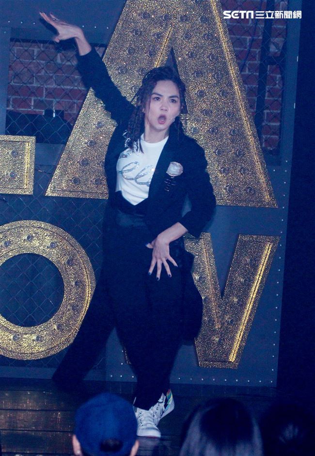 Ella陳嘉樺生日粉絲會獨創融合脫口秀、舞台劇、歌舞秀的艾拉秀。（記者邱榮吉/攝影）