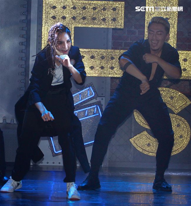 Ella陳嘉樺生日粉絲會獨創融合脫口秀、舞台劇、歌舞秀的艾拉秀。（記者邱榮吉/攝影）