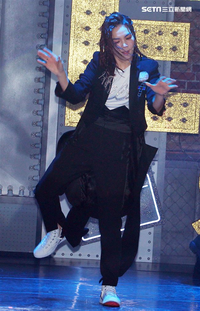 Ella陳嘉樺生日粉絲會獨創融合脫口秀、舞台劇、歌舞秀的艾拉秀。（記者邱榮吉/攝影）